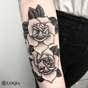 tatuaje-brazo-rosas-logia-barcelona-laia-desole  